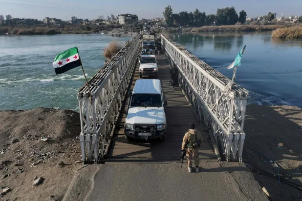 قوات الحكومة السورية تعبر نهر الفرات في محافظة دير الزور شرق البلاد أمس (أ.ف.ب)