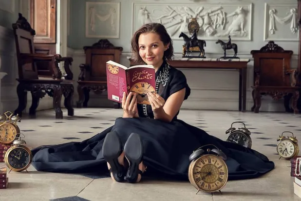 رواية «لغز المنبّهات السبعة» لأغاثا كريستي تتحول إلى مسلسل (نتفليكس)