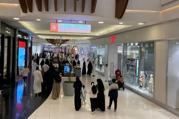 أناس يتسوقون في أحد مراكز التسوق بالرياض (رويترز)