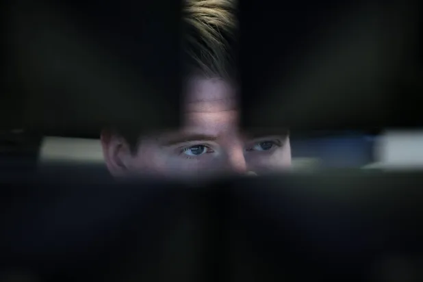 وسيط يراقب أسعار الأسهم في قاعة التداول ببورصة فرانكفورت (إ.ب.أ)