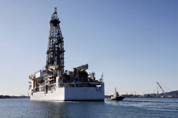 سفينة تنقيب عن المعادن النادرة في بحر اليابان (رويترز)