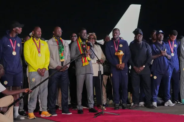 الرئيس السنغالي باسيرو ديوماي فاي يلقي كلمة عند وصول المنتخب السنغالي بعد فوزه في كأس الأمم الأفريقية (أ.ب)