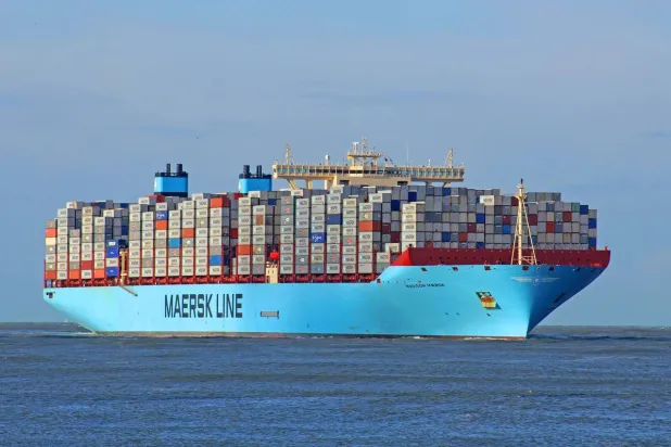 أعلنت «ميرسك» ثاني أكبر شركة شحن حاويات في العالم الأسبوع الماضي عودتها لقناة السويس (رويترز)