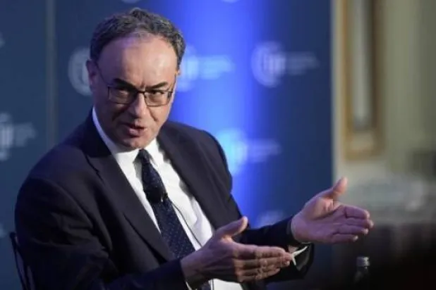 آندرو بيلي يتحدث مع تيم آدامز من «معهد التمويل الدولي» على هامش الاجتماعات السنوية لـ«صندوق النقد» و«البنك» الدوليين بواشنطن يوم 23 أبريل 2025 (رويترز)