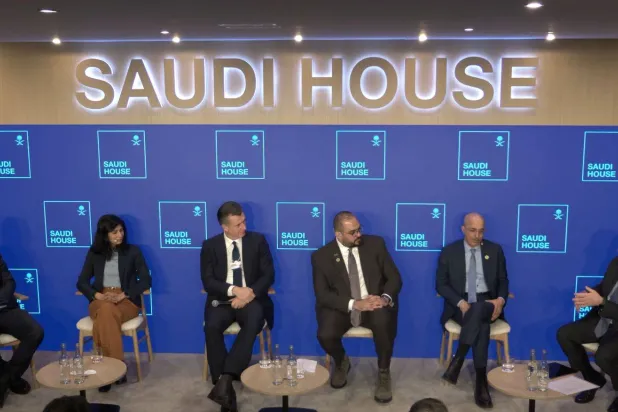 وزير الاقتصاد والتخطيط السعودي يتوسط الحاضرين في الجلسة الحوارية ضمن أعمال المنتدى الاقتصادي العالمي في دافوس (الشرق الأوسط)