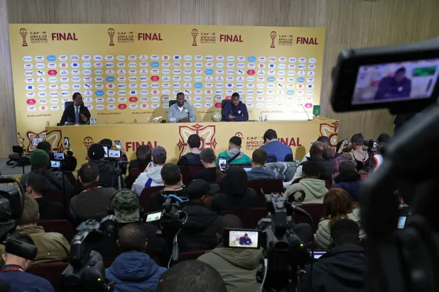 اندلعت مشادات ومشاجرات بين الإعلاميين المغاربة والسنغاليين واستمرت قبل أن يخرج ثياو (رويترز)