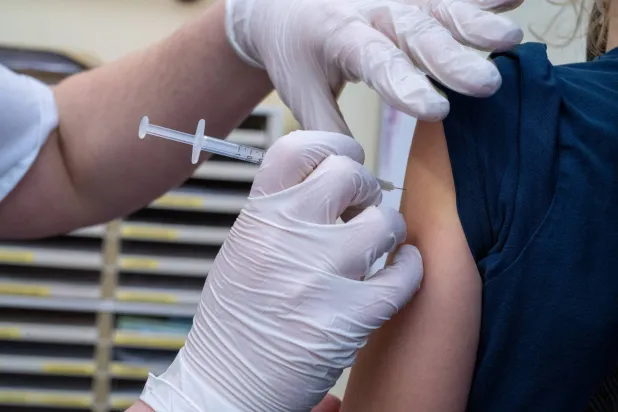 الأفكار الإيجابية قد تعزز الاستجابة المناعية للقاحات (د.ب.أ)