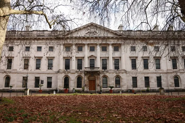 الموقع المقترح للسفارة الصينية الضخمة في «رويال منت كورت» شرق لندن (رويترز)