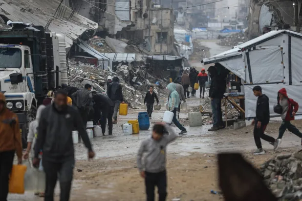 الفلسطينيون النازحون الذين لجأوا إلى خيام مؤقتة ومدارس أو منازل متضررة بشدة يواصلون حياتهم وسط الأزمة الإنسانية المستمرة في غزة (د.ب.أ)