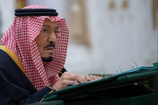 خادم الحرمين الشريفين الملك سلمان بن عبد العزيز يترأس جلسة مجلس الوزراء بالرياض (واس)