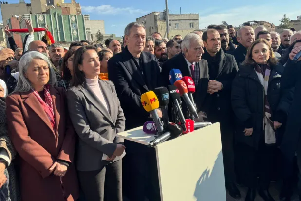 الرئيسان المشاركان لحزب «الديمقراطية والمساواة للشعوب» يتحدثان خلال مسيرة للحزب على الحدود التركية - السورية يوم الثلاثاء (حساب الحزب في «إكس»)