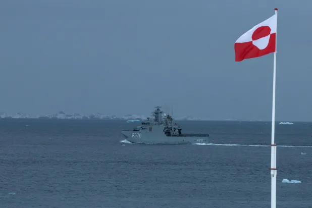 سفينة تابعة للجيش الدنماركي تبحر بالقرب من ميناء نوك القديم في غرينلاند (رويترز)