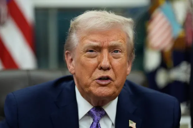 الرئيس الأميركي دونالد ترمب يلقي كلمة خلال حفل توقيع في المكتب البيضاوي بالبيت الأبيض... واشنطن 11 ديسمبر 2025 (أ.ب)