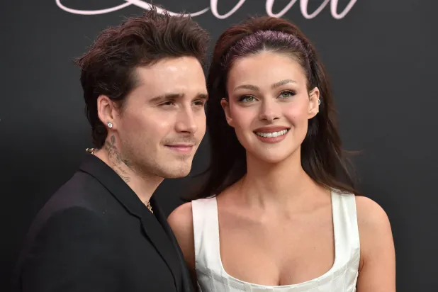 عارض الأزياء البريطاني السابق بروكلين بيكهام وزوجته الممثلة الأميركية نيكولا بيلتز بيكهام (أ.ف.ب)