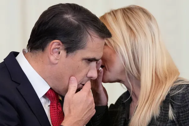 وزيرة العدل الأميركية بام بوندي ومساعدها تود بلانش خلال مناسبة في واشنطن (أ.ب)