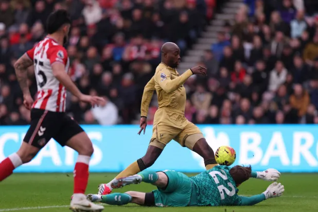 مهاجم كريستال بالاس جان-فيليب ماتيتا مطلوب في أستون فيلا (رويترز)