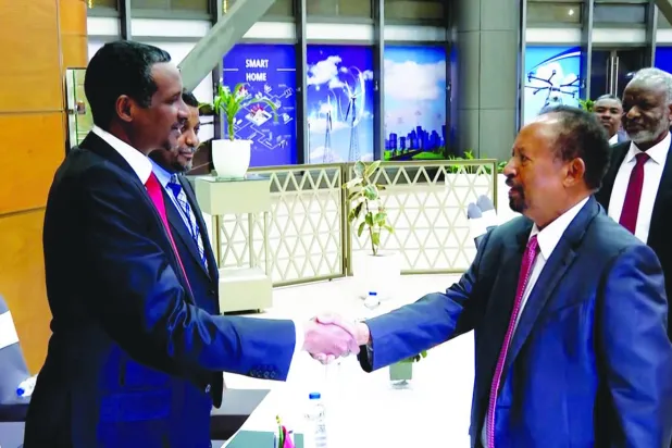 أرشيفية لحمدوك (يمين) وهو يصافح «حميدتي» في أديس أبابا (موقع «إكس»)