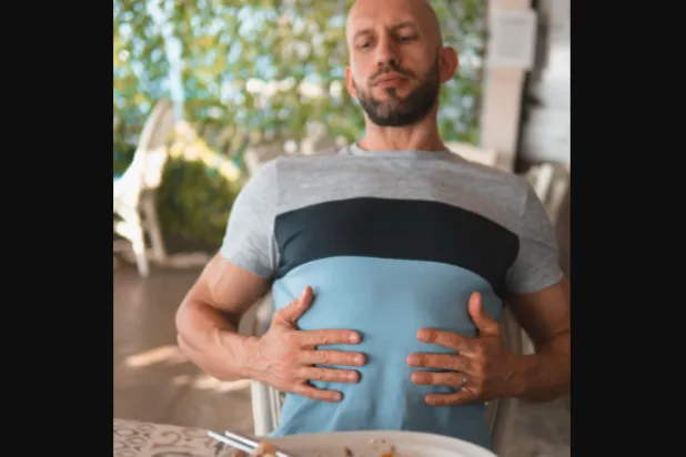 التسمم الغذائي عادةً ما يزول في غضون أيام قليلة دون أعراض حادة (بيكسلز)