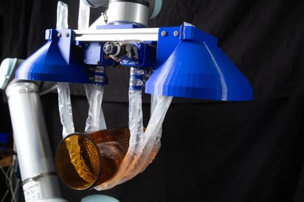 الباحثون: قمنا بتطوير قبضة روبوتية نامية تشبه النباتات المتسلقة قادرة على الالتفاف حول الجسم وتعليقه بلطف وبشكل آمن (MIT)