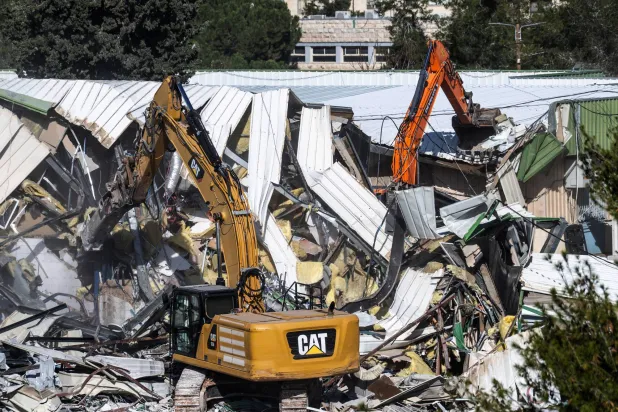 جرافات إسرائيلية تهدم أجزاء من مقر وكالة الأمم المتحدة لإغاثة وتشغيل اللاجئين الفلسطينيين (أونروا) في حي الشيخ جراح بالقدس الشرقية 20 يناير 2026 (إ.ب.أ)