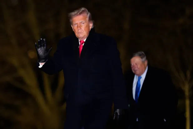 الرئيس الأميركي دونالد ترمب وفيكتور كنافس والد زوجته يصلان إلى واشنطن (إ.ب.أ)