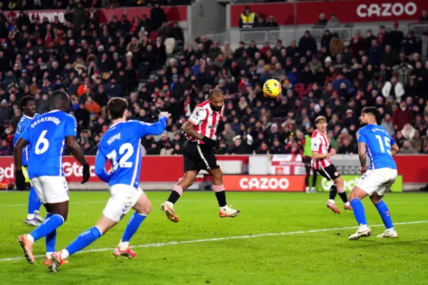 إيغور تياغو وهدف برنتفورد الثاني في شباك سندرلاند بعد أن سجل الهدف الأول أيضاً (د.ب.أ)