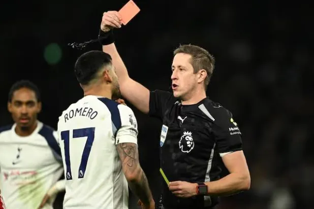 «إيفاب» يوسّع دور تقنية حكم الفيديو المساعد «الفار» في حالات الطرد (رويترز) 