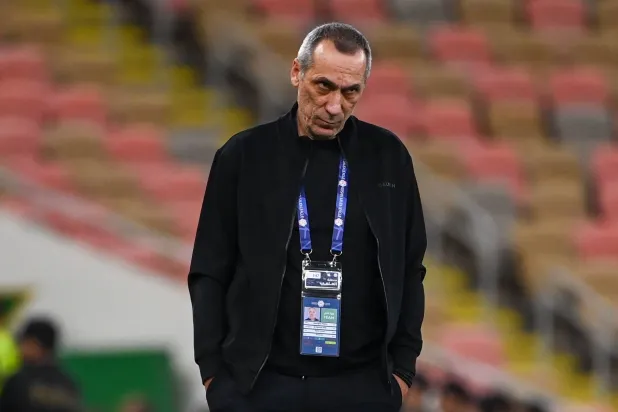 اليوناني دونيس مدرب فريق الخليج (تصوير: علي خمج)