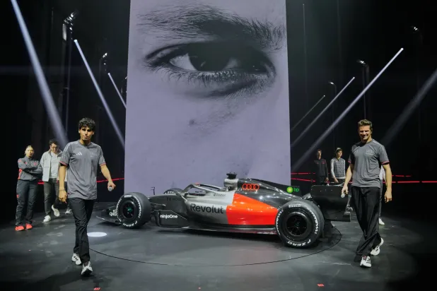 سيارة «أودي» الجديدة التي سيخوض الفريق بها موسم «فورمولا 1» (أ.ب)