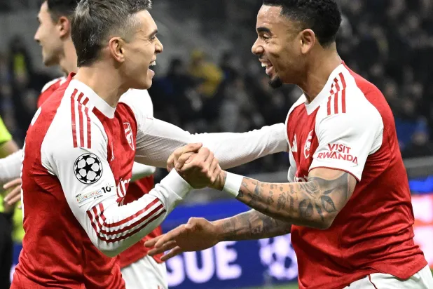 خيسوس (يمين) يحتفل مع زميله تروسارد بثنائيته في مرمى انتر (إ.ب.أ)