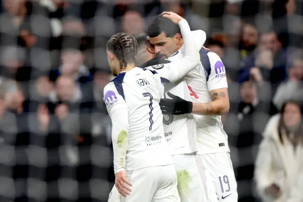 احتفالية لاعبي توتنهام بالفوز المثير على دورتموند (إ.ب.أ)