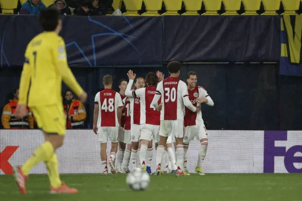 احتفالية لاعبي أياكس أمستردام بالفوز على فياريال بملعبه (إ.ب.أ)