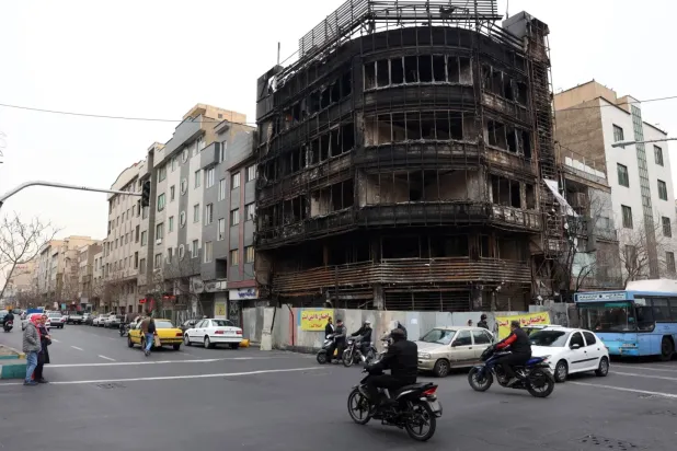 Tahran'daki hükümet karşıtı protestolar sırasında yakılan İran Merkez Bankası (Bank Melli) şubesi (AFP)