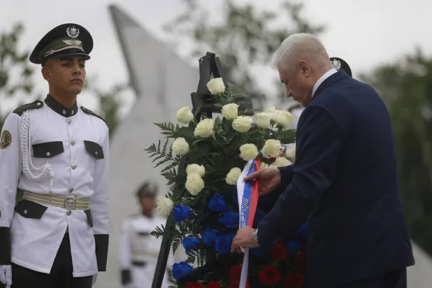 كولوكولتسيف خلال حضوره حفل تأبين تذكاري للجنود الكوبيين الذين قتلوا في فنزويلا (أ.ف.ب)