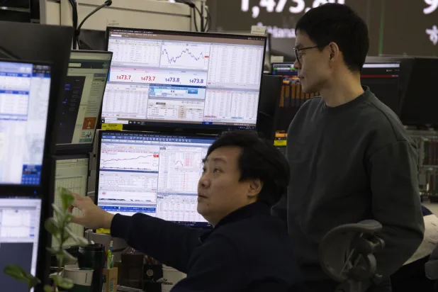 متداولون يعملون في بنك هانا بسيول (إ.ب.أ)