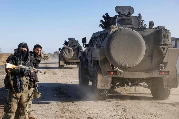 Suriye güvenlik güçleri Suriye'nin kuzeydoğusundaki Haseke kentine doğru ilerliyor, 20 Ocak 2026 (AFP)