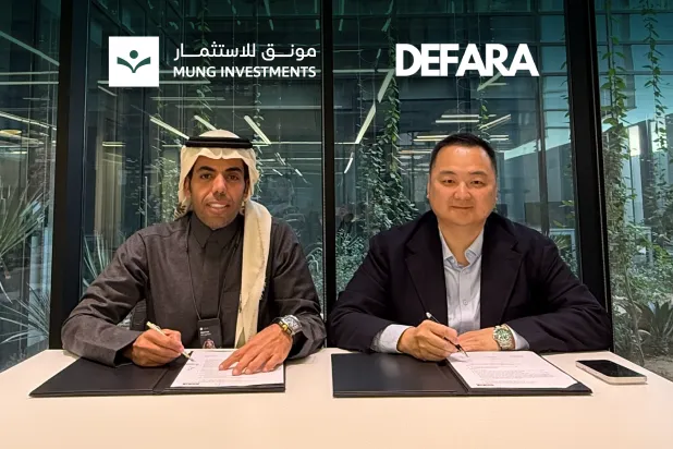 المؤسس الرئيس التنفيذي لشركة «مونق للاستثمار» عبد العزيز المقيطيب في أثناء التوقيع مع الشريك المؤسس لـ«ديفارا» شي سونق