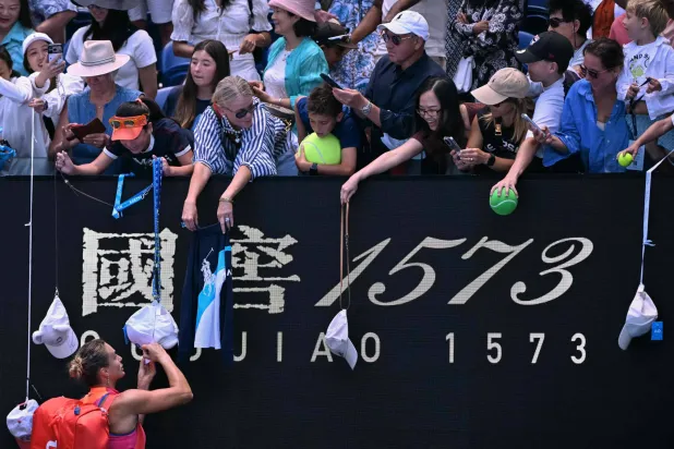 تقدمت سابالينكا بطلة ملبورن بارك 5-صفر قبل ‌أن ⁠تتعثر (أ.ف.ب)