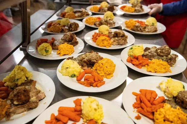 مشكلة زيادة الوزن والسمنة لا تتعلق فقط بكمية الطعام التي يتناولها الشخص بل بنوعيته وتركيبته الغذائية والصورة لوجبات في مدينة بوسطن الأميركية (أ.ف.ب)