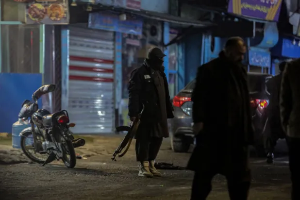 أفراد من القوات الأمنية في مسرح التفجير بالعاصمة الأفغانية (إ.ب.أ)