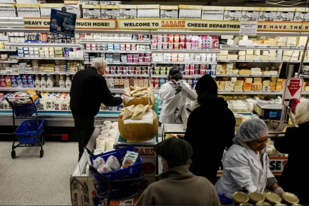 متسوقون في سوبر ماركت بمدينة نيويورك يوم 26 نوفمبر 2025. (رويترز)