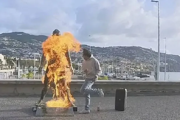 أقدم شخص على إضرام النار في تمثال النجم البرتغالي كريستيانو رونالدو (وسائل التواصل الاجتماعي)