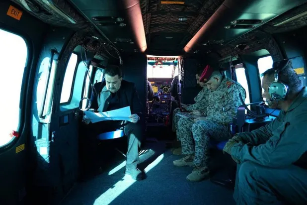 رئيس الحكومة العراقية محمد السوداني داخل طائرة عسكرية (إعلام حكومي)