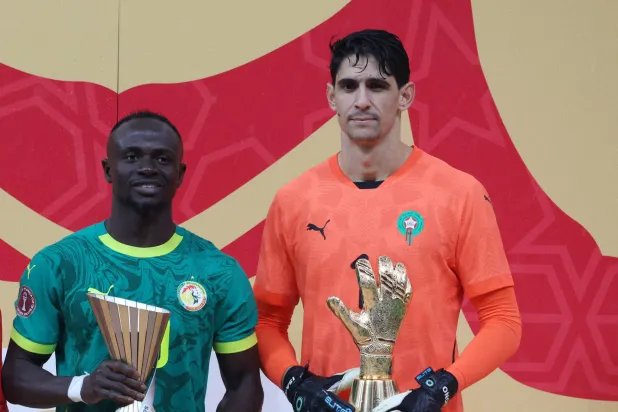 ماني وبونو حققا جائزتي أفضل لاعب وحارس في كأس أفريقيا (رويترز)