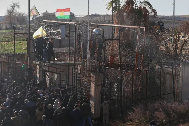 قامت عناصر من «وحدات حماية الشعب الكردية» بإنزال علم تركيا ورفع أعلام «قسد» وصورة قائدها مظلوم عبدي على بوابة نصيبين - القامشلي وسط توتر شديد على الحدود التركية - السورية (أ.ب)
