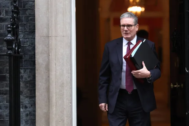 رئيس الوزراء البريطاني كير ستارمر يغادر مقر رئاسة الوزراء في «10 داونينغ ستريت» متوجهاً إلى البرلمان بلندن - 21 يناير 2026 (إ.ب.أ)
