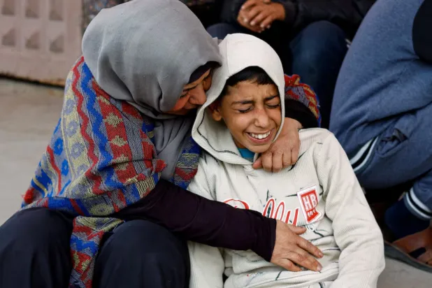  Mourners react during the funeral of Palestinians who, according to medics, were killed by Israeli strikes on Wednesday, at Al-Aqsa Martyrs Hospital, in Deir al-Balah, central Gaza Strip, January 21, 2026. REUTERS/Mahmoud Issa