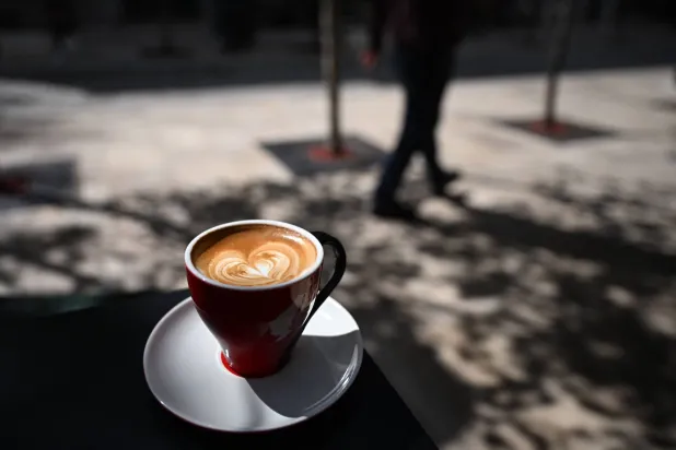 شرب القهوة قبل تناول أي طعام قد يسبب آثاراً جانبية غير متوقعة (أ.ف.ب)