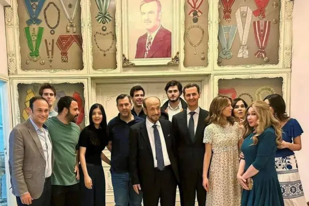 صورة بشار وعائلته مع عمّه رفعت الأسد في أبريل 2024 بعد عودته من فرنسا (مواقع تواصل)