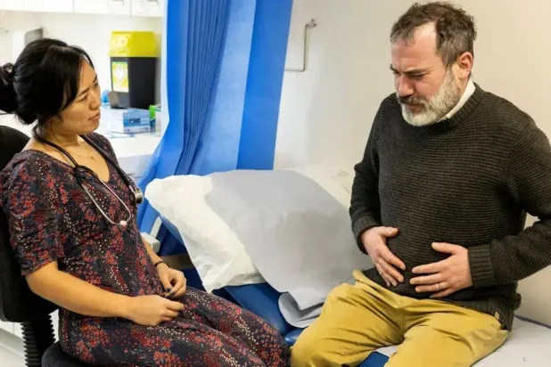 يمر المرضى بفترات من الهدوء تليها نوبات مفاجئة وشديدة من الألم والإسهال والإرهاق (جامعة إدنبرة)